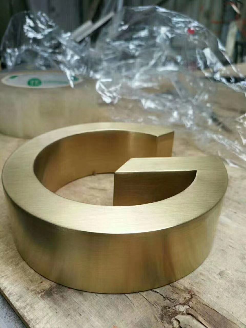 临沂亚克力灯箱：品质匠心，顺应趋势点亮城市商业新光彩